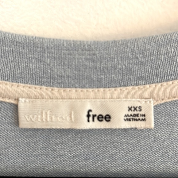 Aritzia Wilfred Free light blue cropped v-neck top - Picture 2 of 2